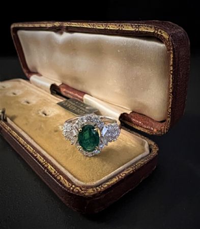 Anello  con  Smeraldo  e  Diamanti  di  vari  tagli.